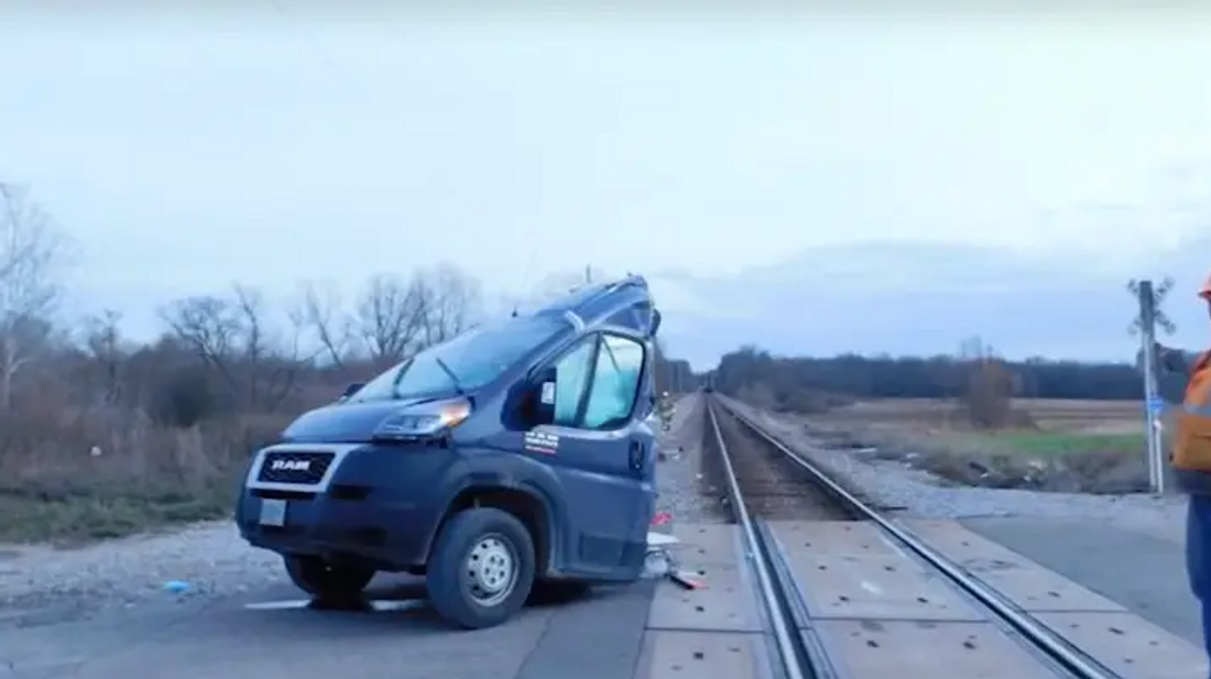 La camionnette coupée en deux par un train